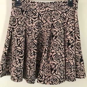 Floral print skirt.